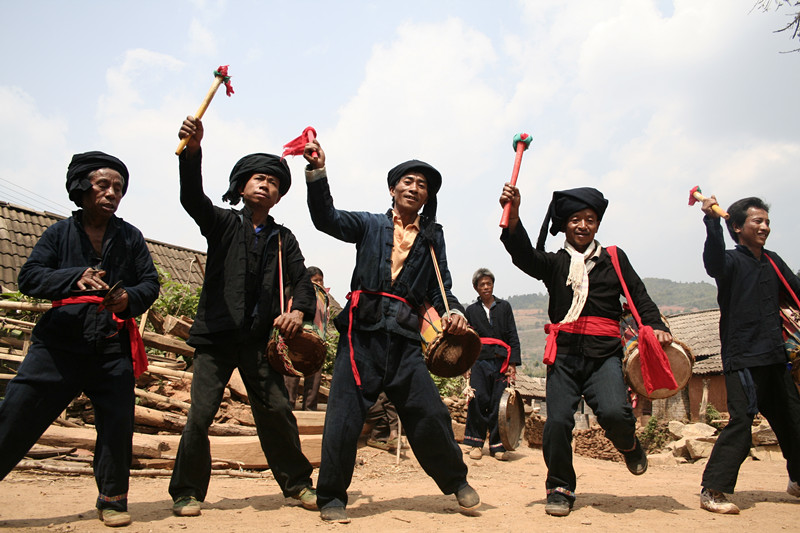 蜂桶鼓舞是布朗族的群众性舞蹈,分为三步和五步两种