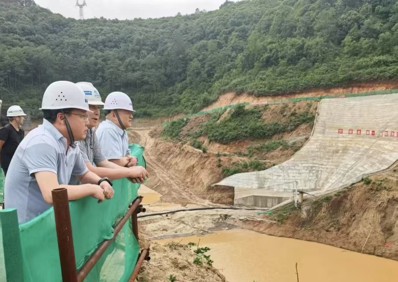 陈鹏深入席草塘水库调研时强调安全度汛与工期攻坚并重
